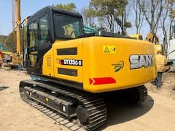 Compact Excavator with Easy Maneuverability in Tight Spaces