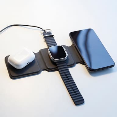 Leather Magnetic Foldable Charger Station Cellphone Headphones Smart Watch Fast Travel Charger 3 in 1 foldable wireless charger