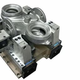 Centering clamping device for pump housing
